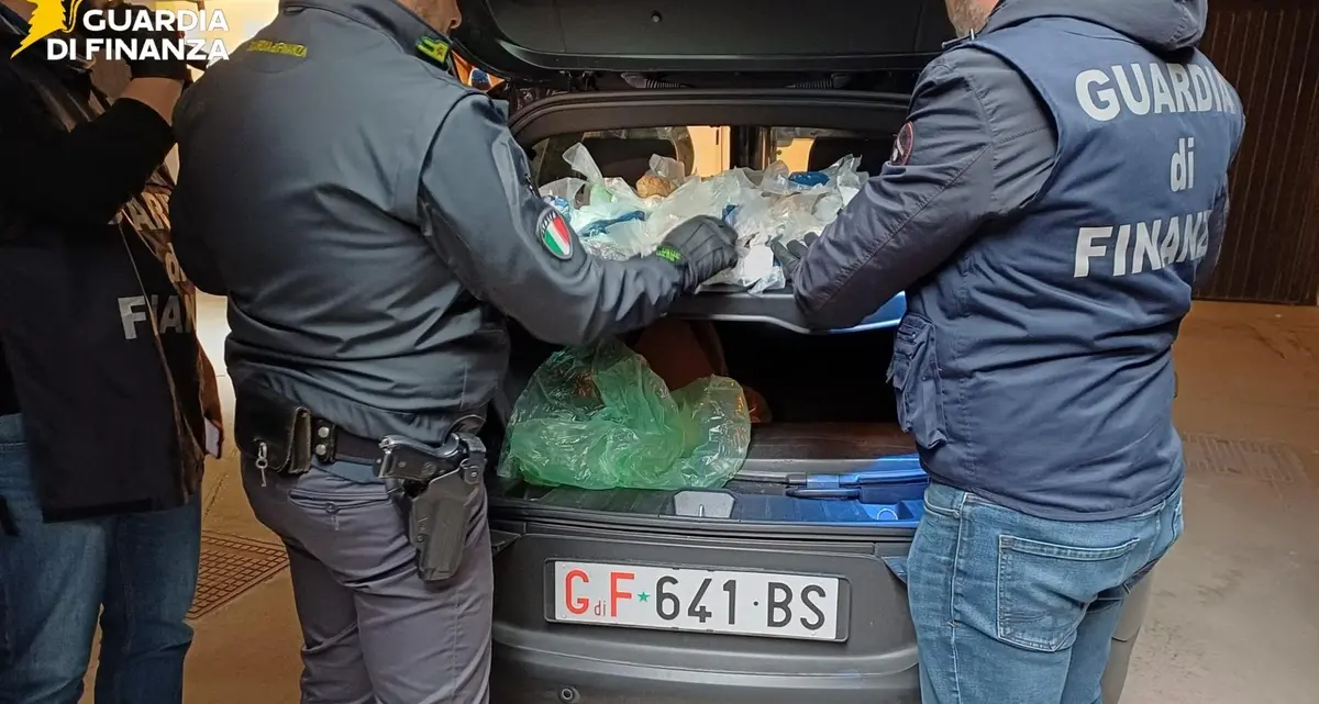 Sequestrati 7 kg di cocaina: madre e figlio in manette