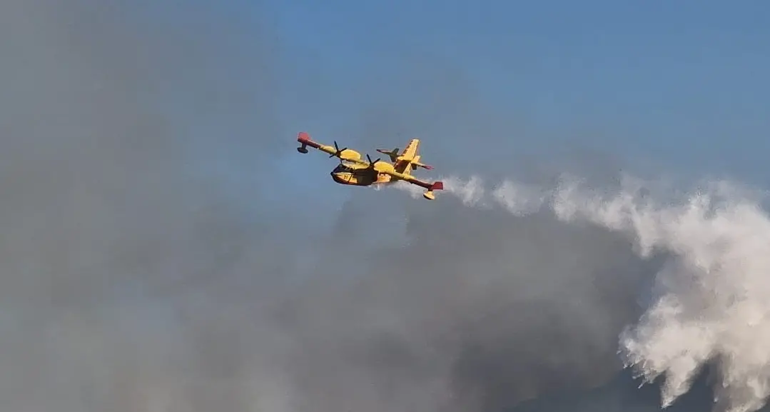 Vasto incendio a Tuscania: in azione due canadair