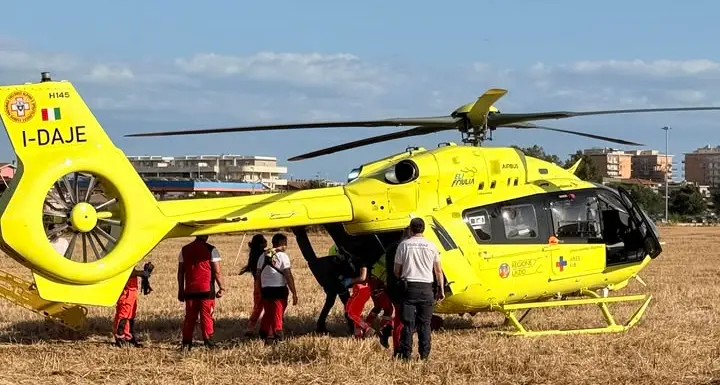 Auto contro moto: 18enne finisce in ospedale con l’eliambulanza