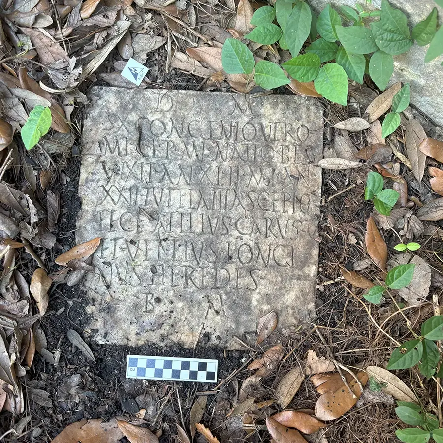 Da Civitavecchia a New Orleans e ritorno: stele funeraria ritrovata in un giardino