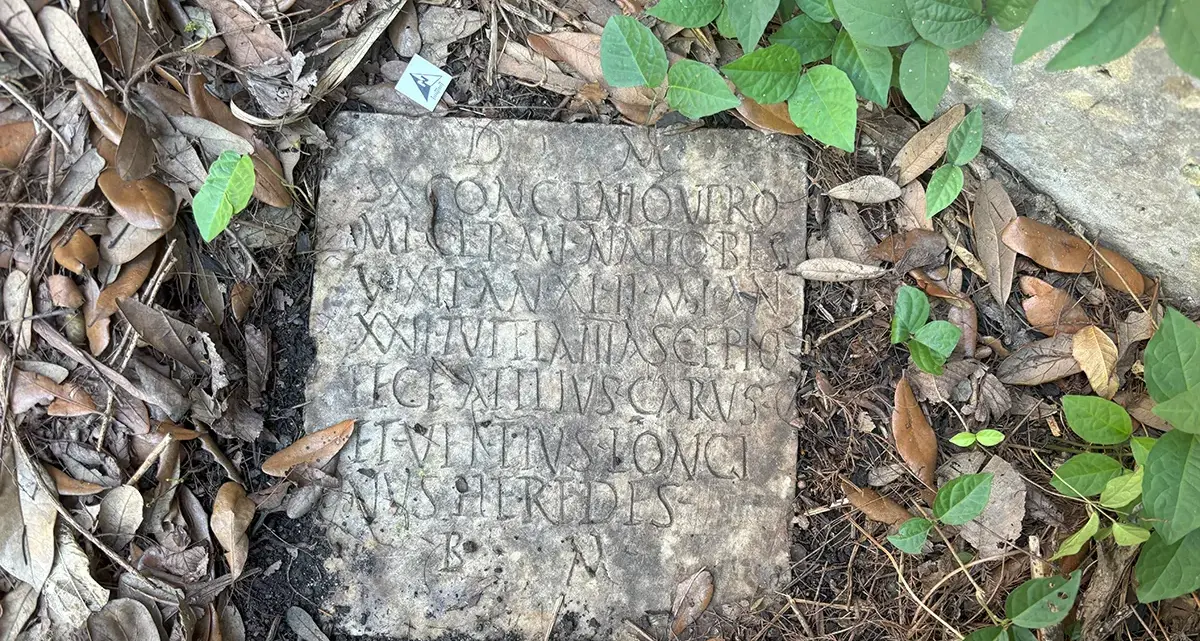 Da Civitavecchia a New Orleans e ritorno: stele funeraria ritrovata in un giardino
