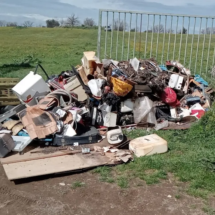 Cumuli di rifiuti davanti l’area archeologica