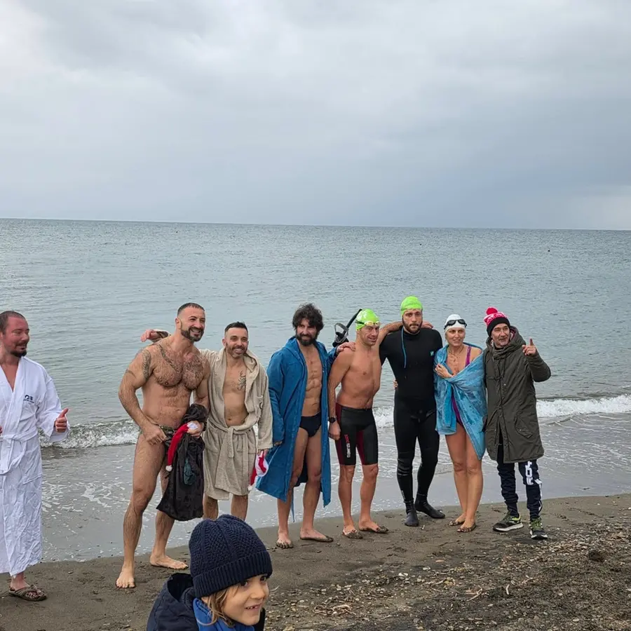 Primo tuffo in mare dell’anno: a Tarquinia e Montalto di Castro una tradizione tra sport e solidarietà