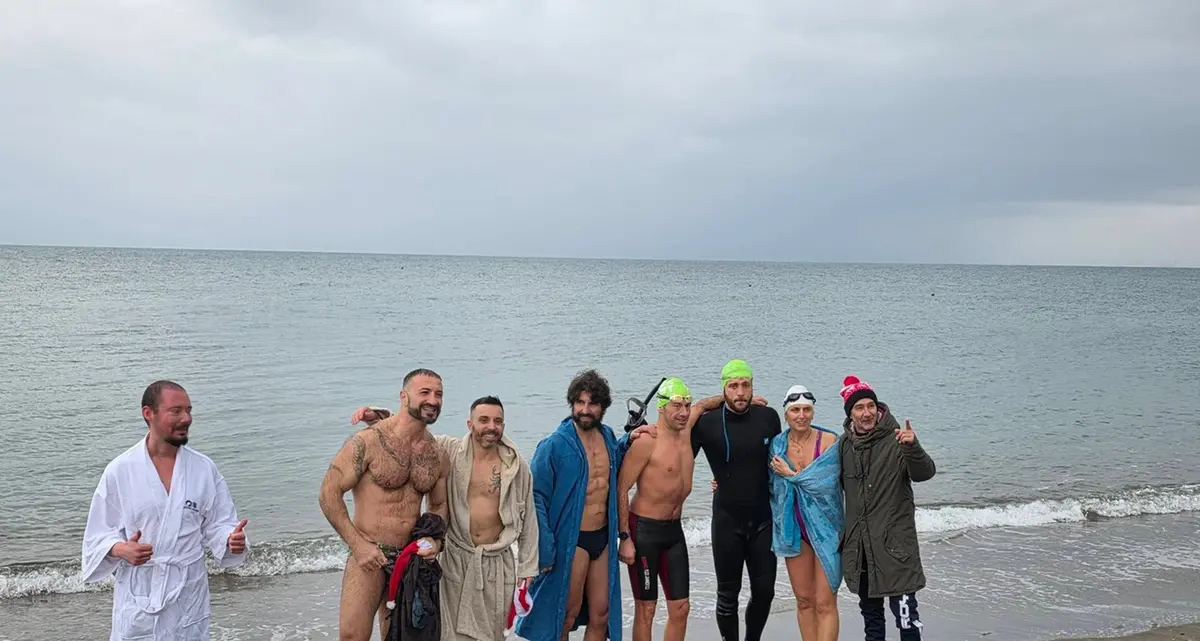 Primo tuffo in mare dell’anno: a Tarquinia e Montalto di Castro una tradizione tra sport e solidarietà