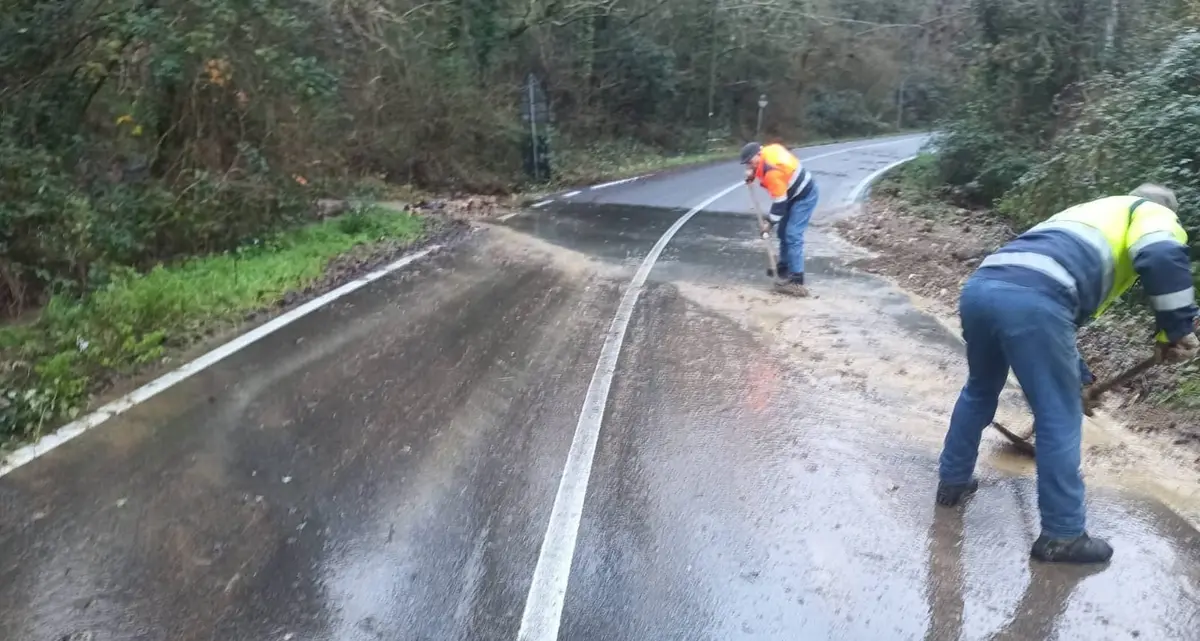 Smottamenti e fango sulla strada Tolfa-Santa Severa: intervento di emergenza e appello alla prudenza
