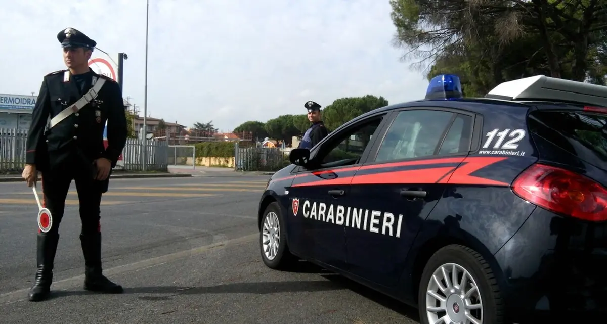 Sorpresi dai carabinieri con piccone e passamontagna: denunciati in tre