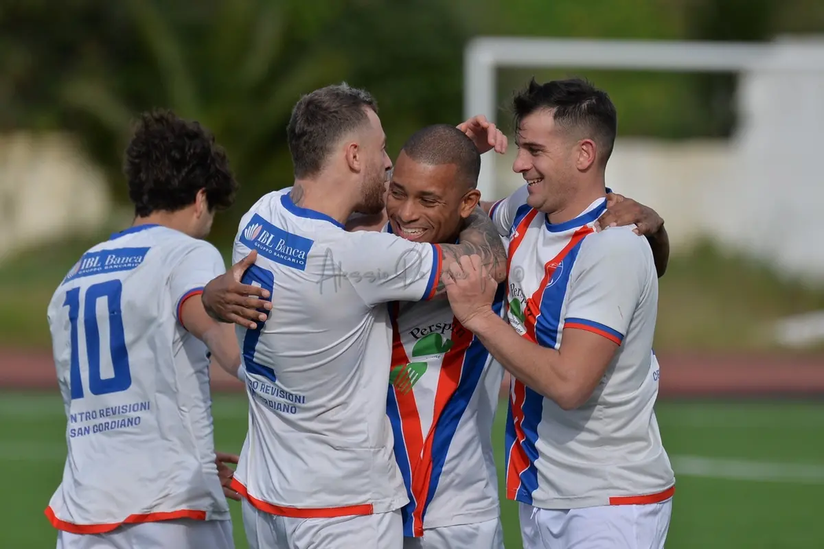 L\\u2019esultanza dei rossoblu dopo il gol di Tabarini (Foto Alessio De Luca)