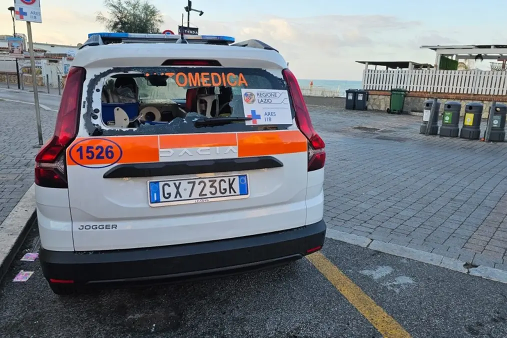 Ladispoli, automedica del 118 demolita dai vandali