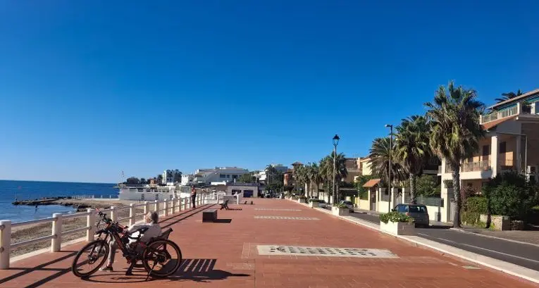 Santa Marinella, oltre mille firme per il ritiro della delibera del partenariato pubblico-privato per il restauro della Passeggiata al mare