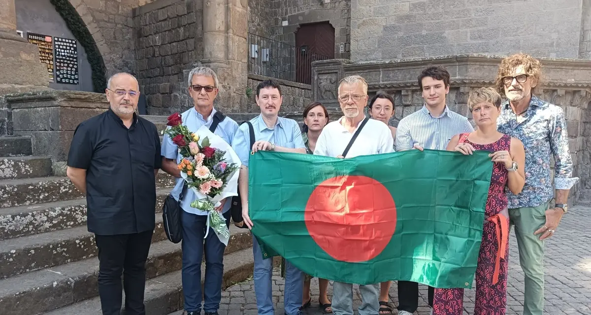 Fiori e bandiera bengalese per Matubbar