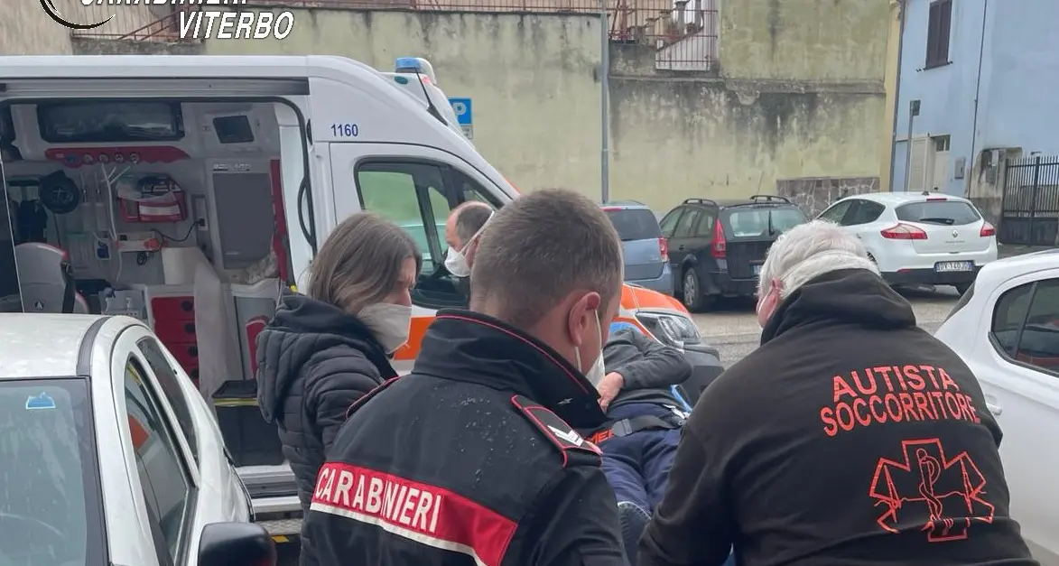 Anziano bloccato per due giorni sotto i mobili, salvato dai carabinieri