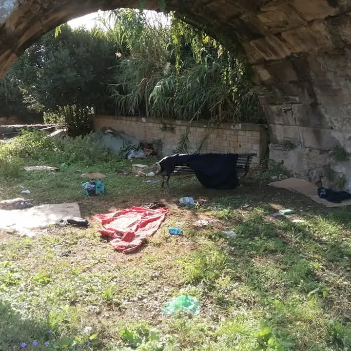 Trovato in una pozza di sangue dopo una lite a Santa Marinella: subito soccorso