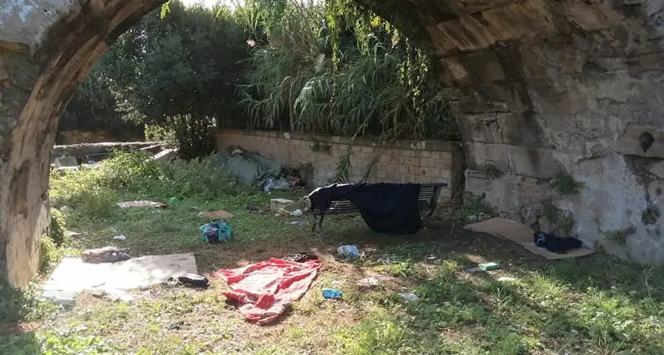 Trovato in una pozza di sangue dopo una lite a Santa Marinella: subito soccorso