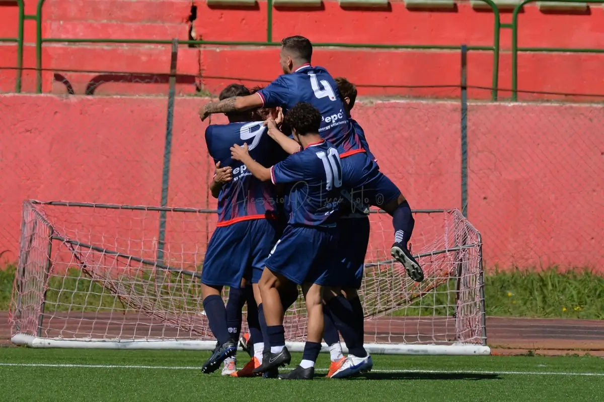 L\\'esultanza dei rossoblu dopo il gol del momentaneo 1-0 (Foto De Luca)