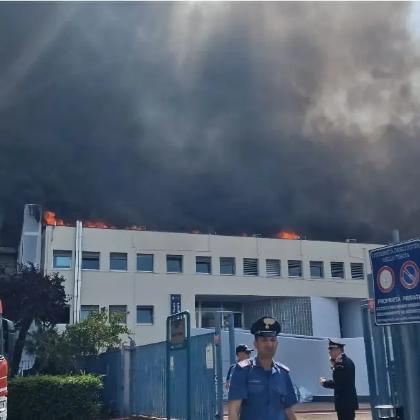 Incendio ad Agraria: chiuse le scuole nel raggio di un chilometro