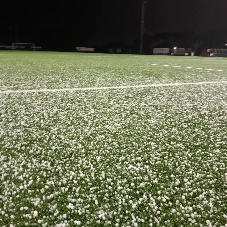 Prima la pioggia, poi il nevischio e il campo di gioco diventa bianco
