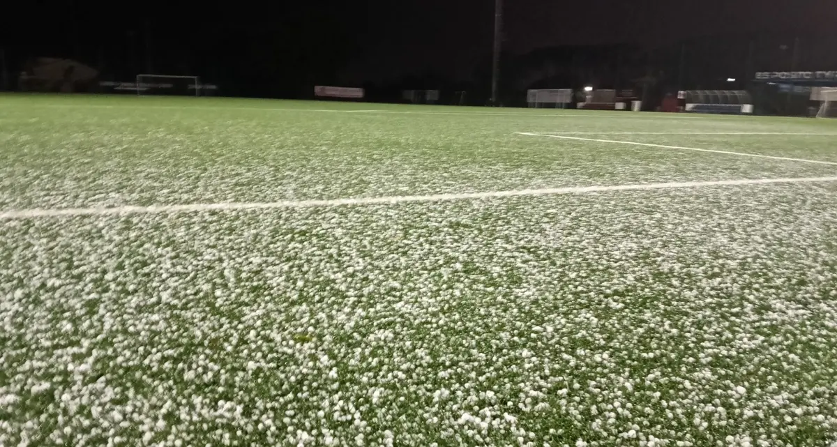 Prima la pioggia, poi il nevischio e il campo di gioco diventa bianco