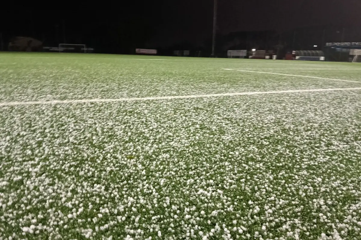 Prima la pioggia, poi il nevischio e il campo di gioco diventa bianco