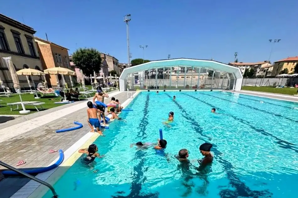 <p>Un&#39;immagine della piscina di Tuscania, che nei mesi invernali ha la copertura</p>\\n