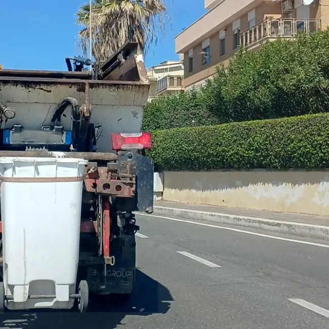 «Il contratto promette pulizia e decoro ma ci ritroviamo con erbacce, sacchetti o rifiuti abbandonati»