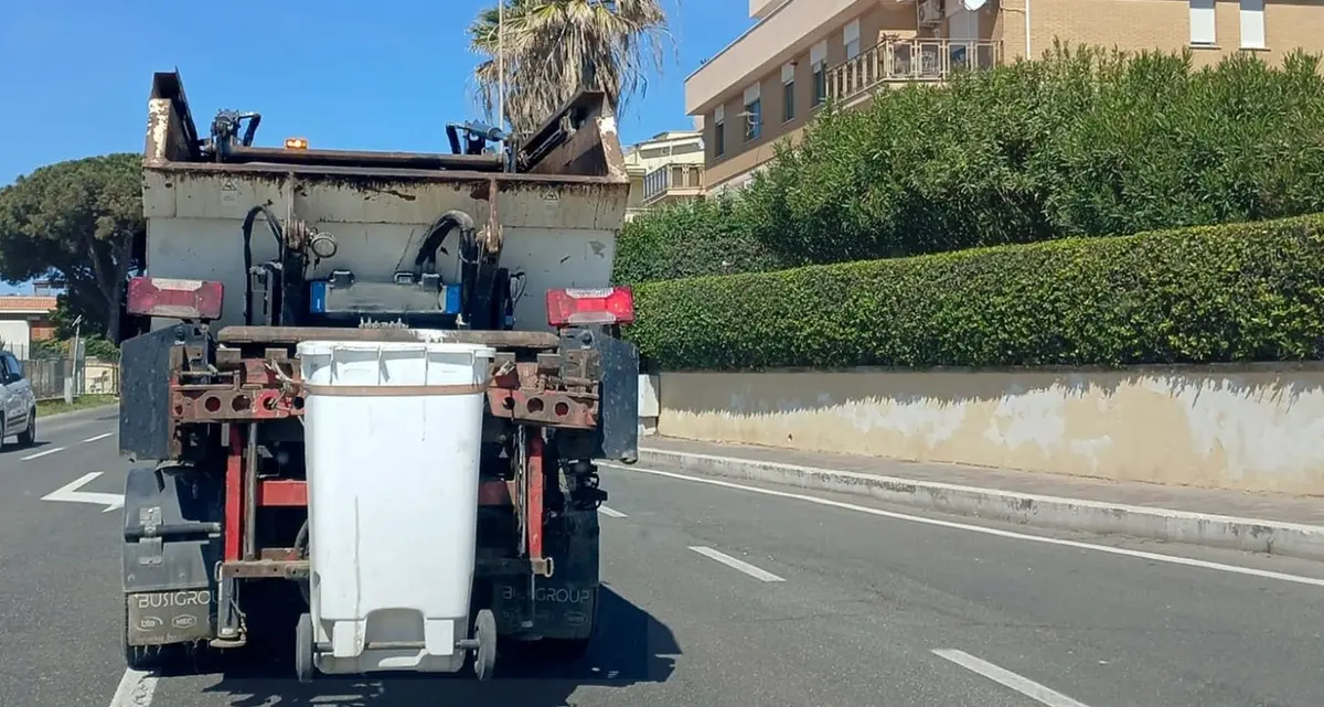 «Il contratto promette pulizia e decoro ma ci ritroviamo con erbacce, sacchetti o rifiuti abbandonati»