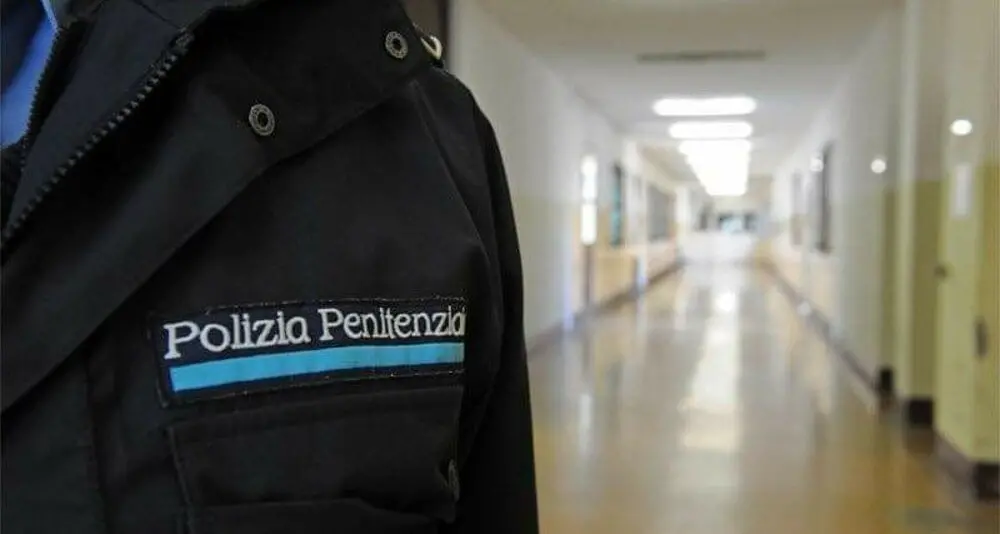 Viterbo: detenuti danno fuoco a materassi e coperte, due agenti in ospedale