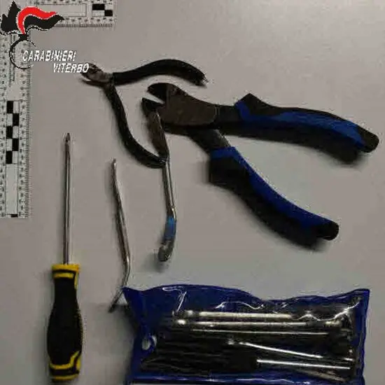In auto con passamontagna, arnesi da scasso e binocolo: denunciati in due