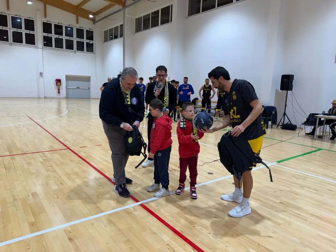 Prima del match la società ha donato sciarpe e gadget a due piccoli bambini speciali