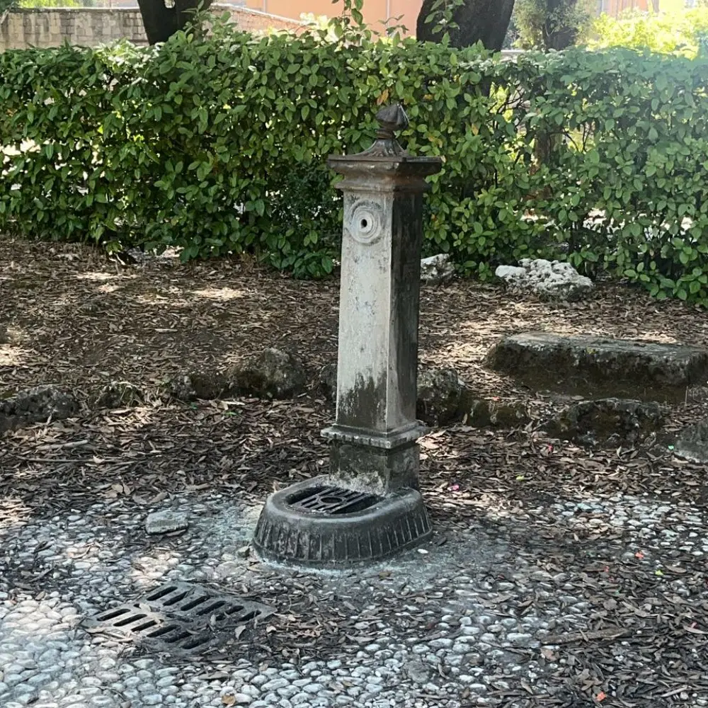 Fontana di Prato Giardino a secco, FdI: «La ripariamo a nostre spese»