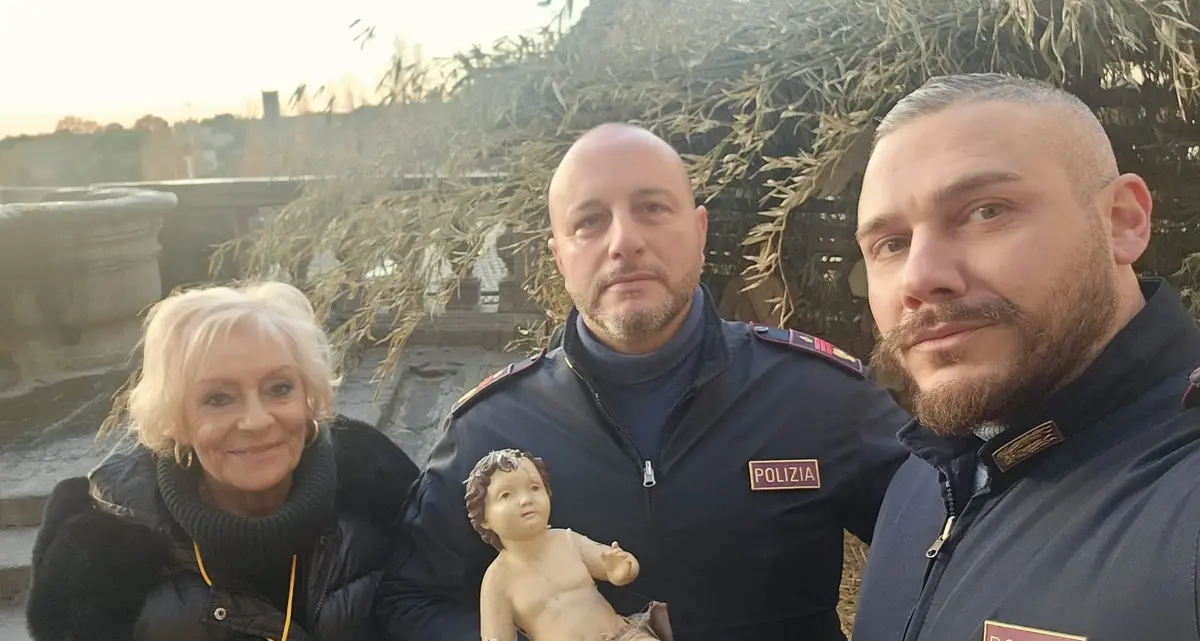 Bambinello tolto dal presepe e scaraventato dal loggiato di Palazzo dei Priori