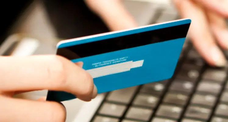 Mettono in vendita un’auto online, intascano i soldi e spariscono