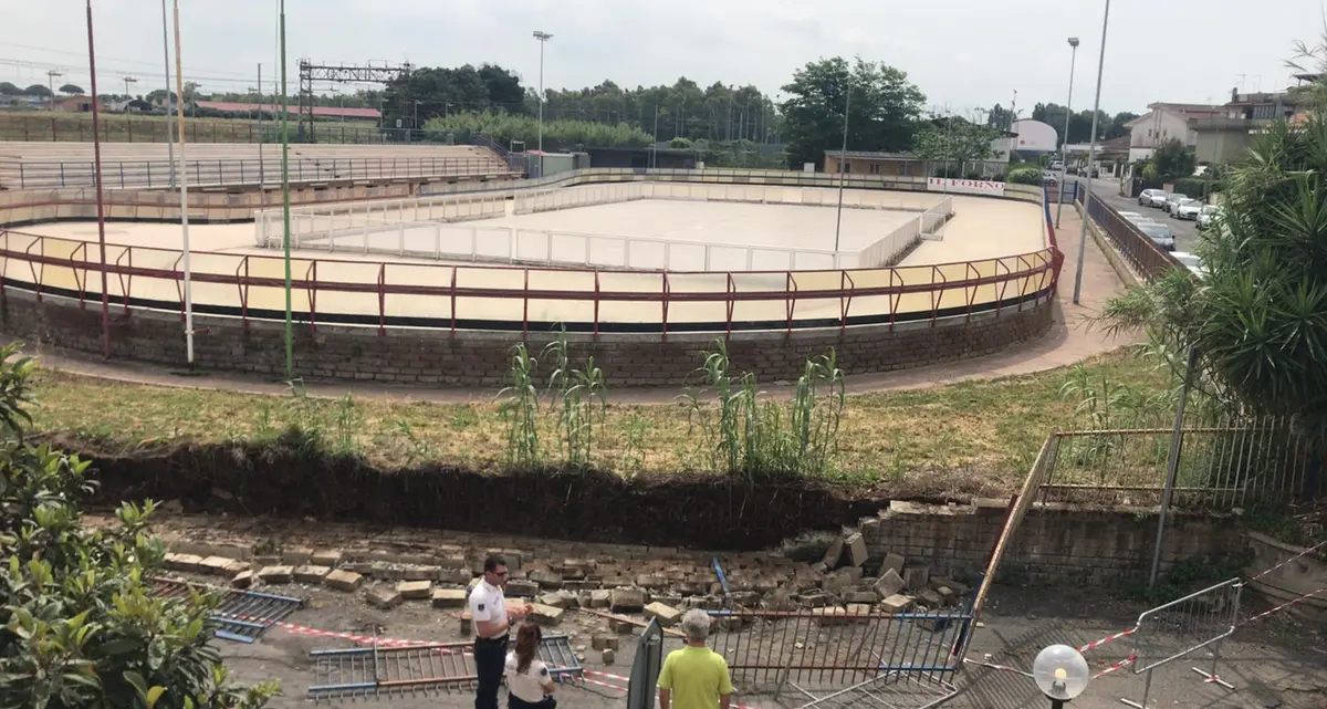 Crollo in via Canova: giù muro e recinzione