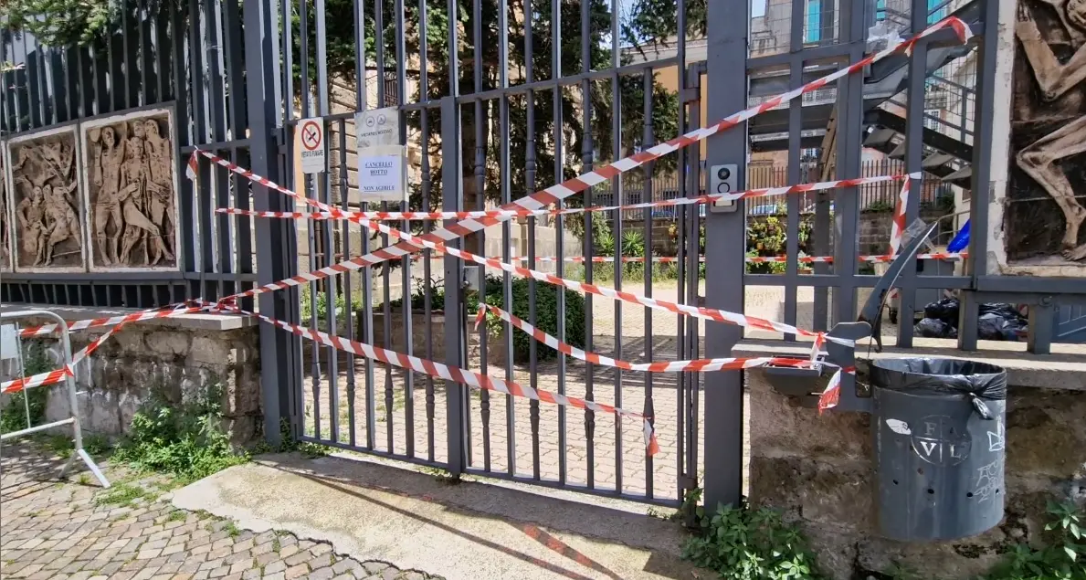 Liceo Buratti, si stacca sbarra dal cancello