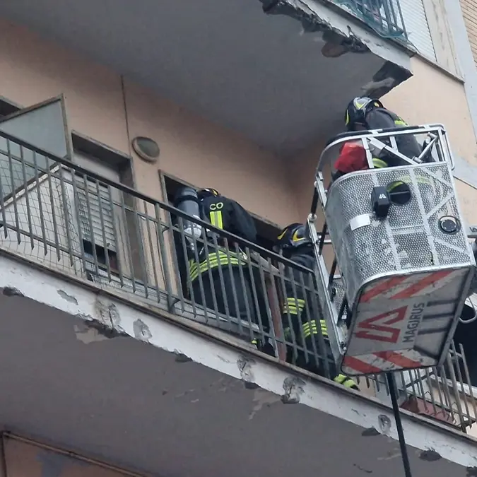 Incendio in una palazzina sulla Cassia sud, evacuato lo stabile