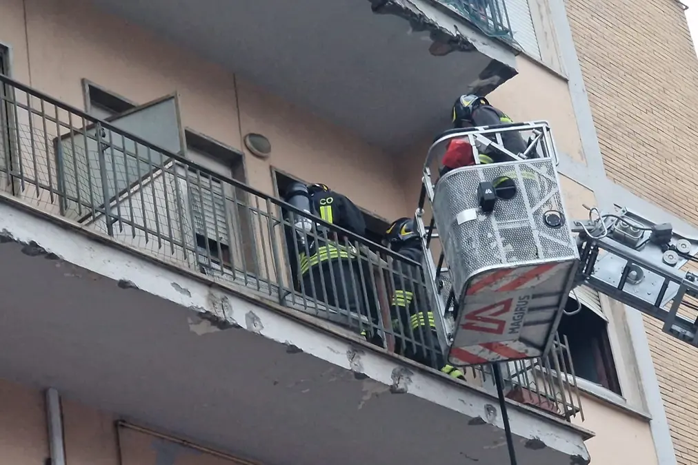 Incendio in una palazzina sulla Cassia sud, evacuato lo stabile