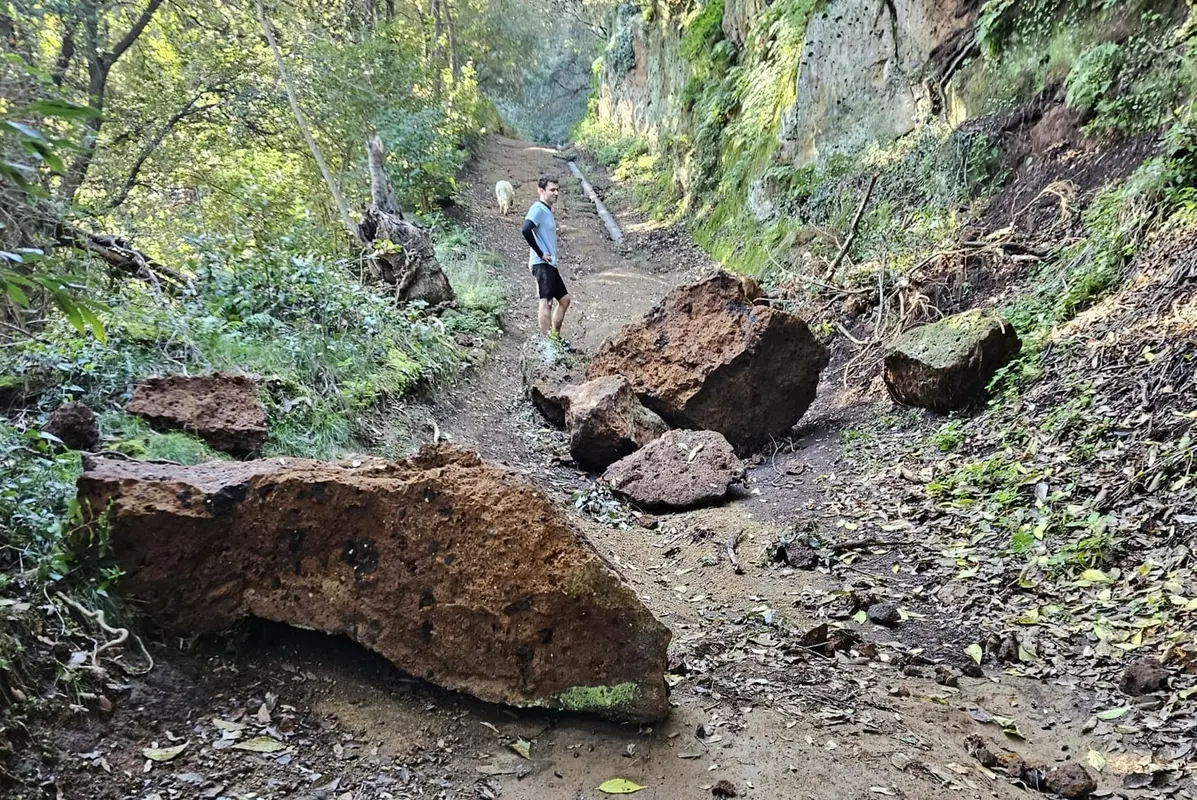 Franano le Cascatelle, si staccano enormi massi dalla parete. La zona è a rischio