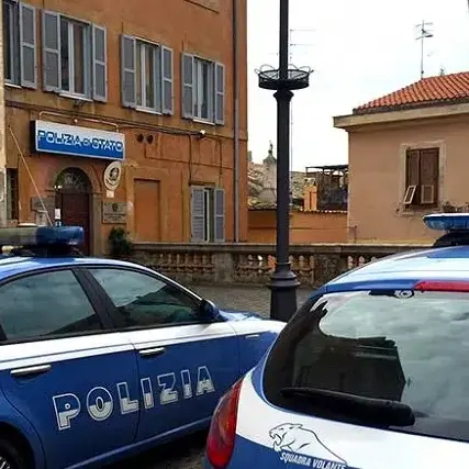Tarquinia-Civitavecchia a sirene spiegate: polizia blocca auto in fuga