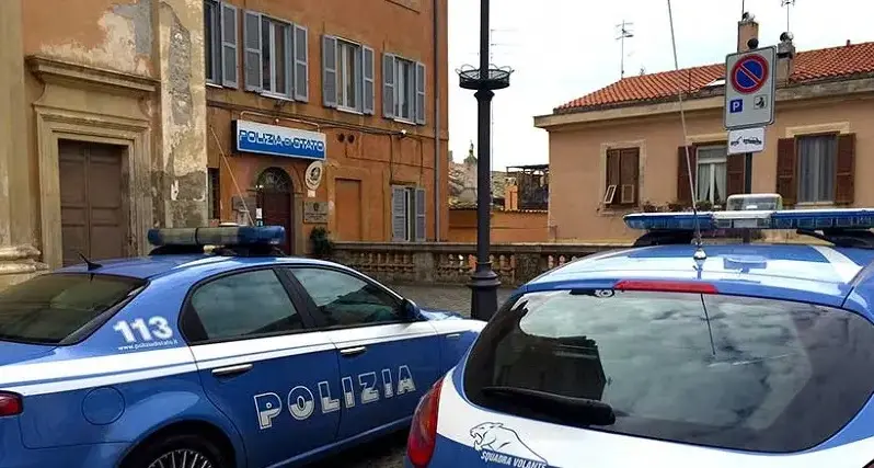 Tarquinia-Civitavecchia a sirene spiegate: polizia blocca auto in fuga