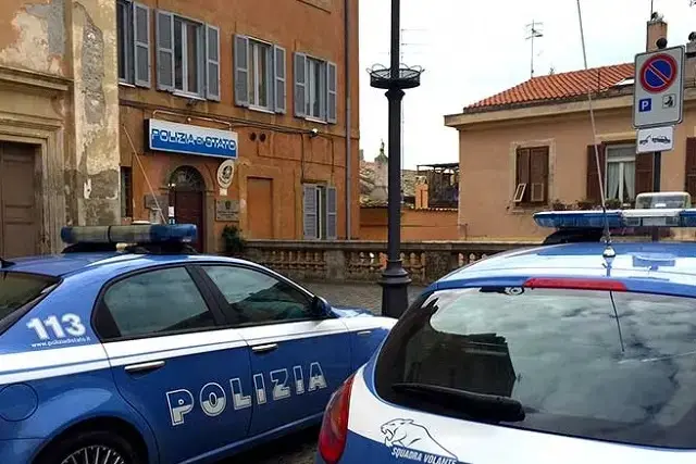 Tarquinia-Civitavecchia a sirene spiegate: polizia blocca auto in fuga