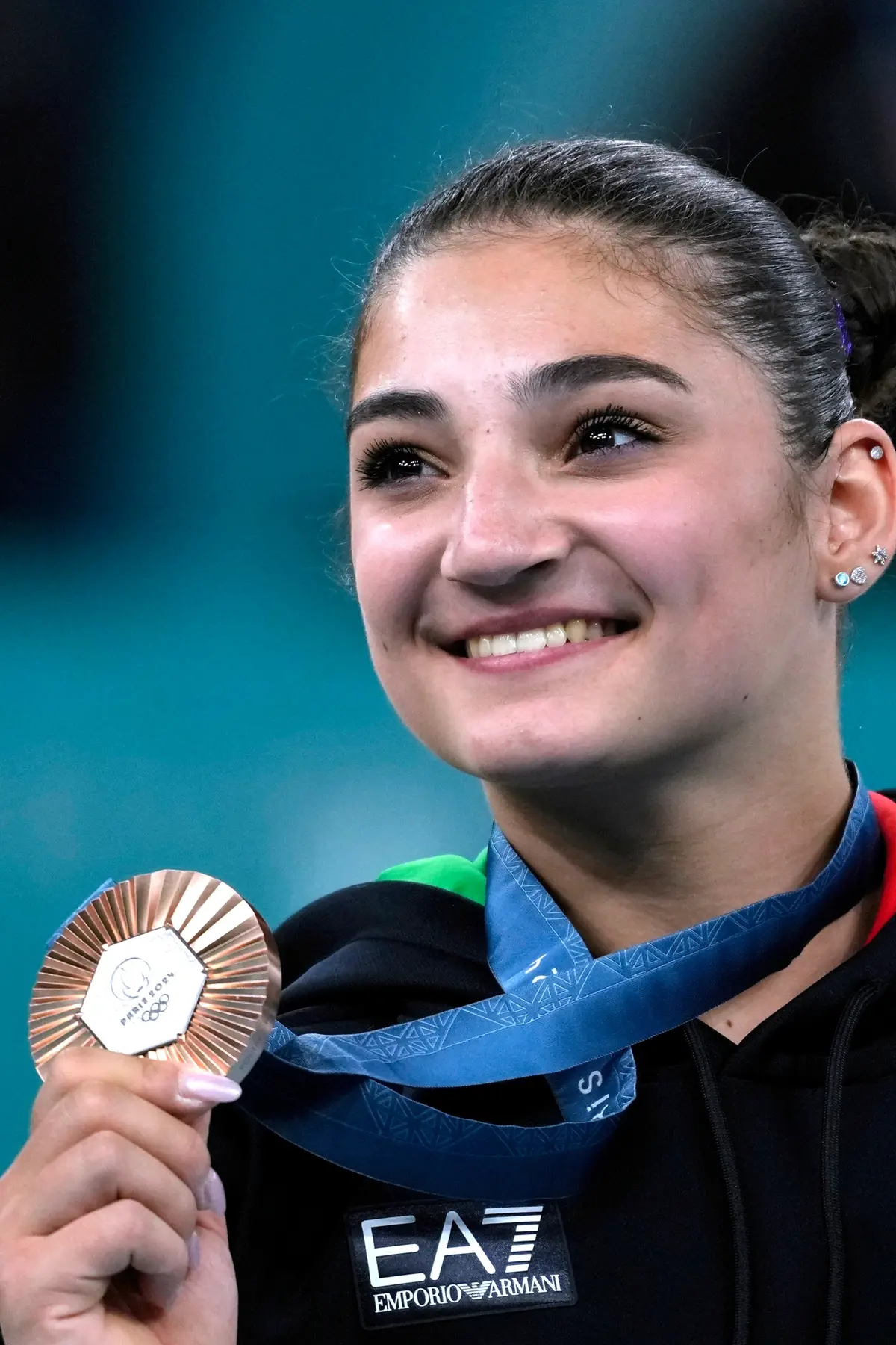 Manila Esposito, of Italy, celebrates after winning the bronze medal during the women's artistic gymnastics individual balance beam finals at Bercy Arena at the 2024 Summer Olympics, Monday, Aug. 5, 2024, in Paris, France. (AP Photo/Francisco Seco) Associated Press/LaPresse