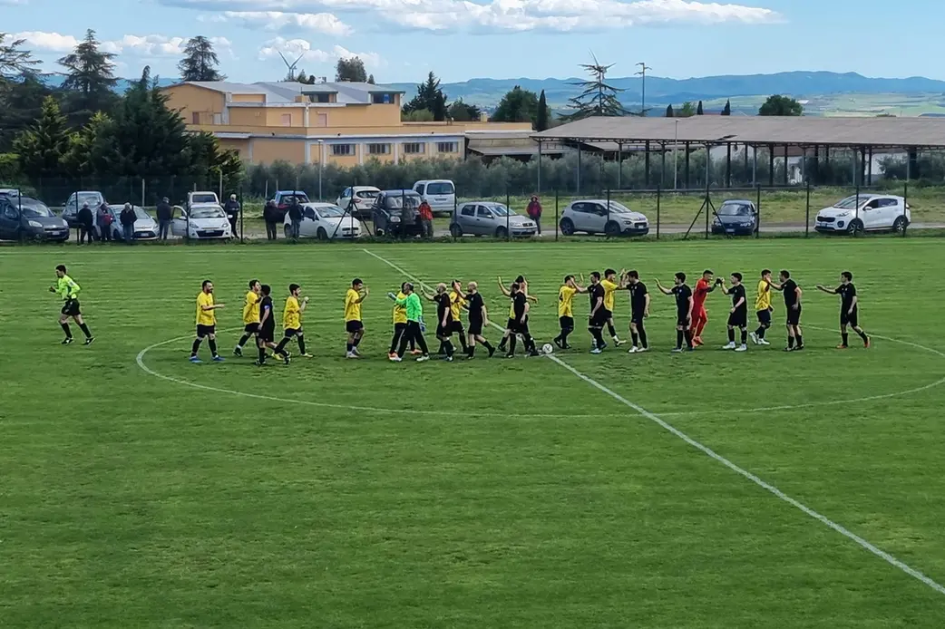 Il saluto pre gara nel big match del girone A tra Pro Alba Canino e Vigor con vittoria degli ospiti per 3-2 contro la capolista