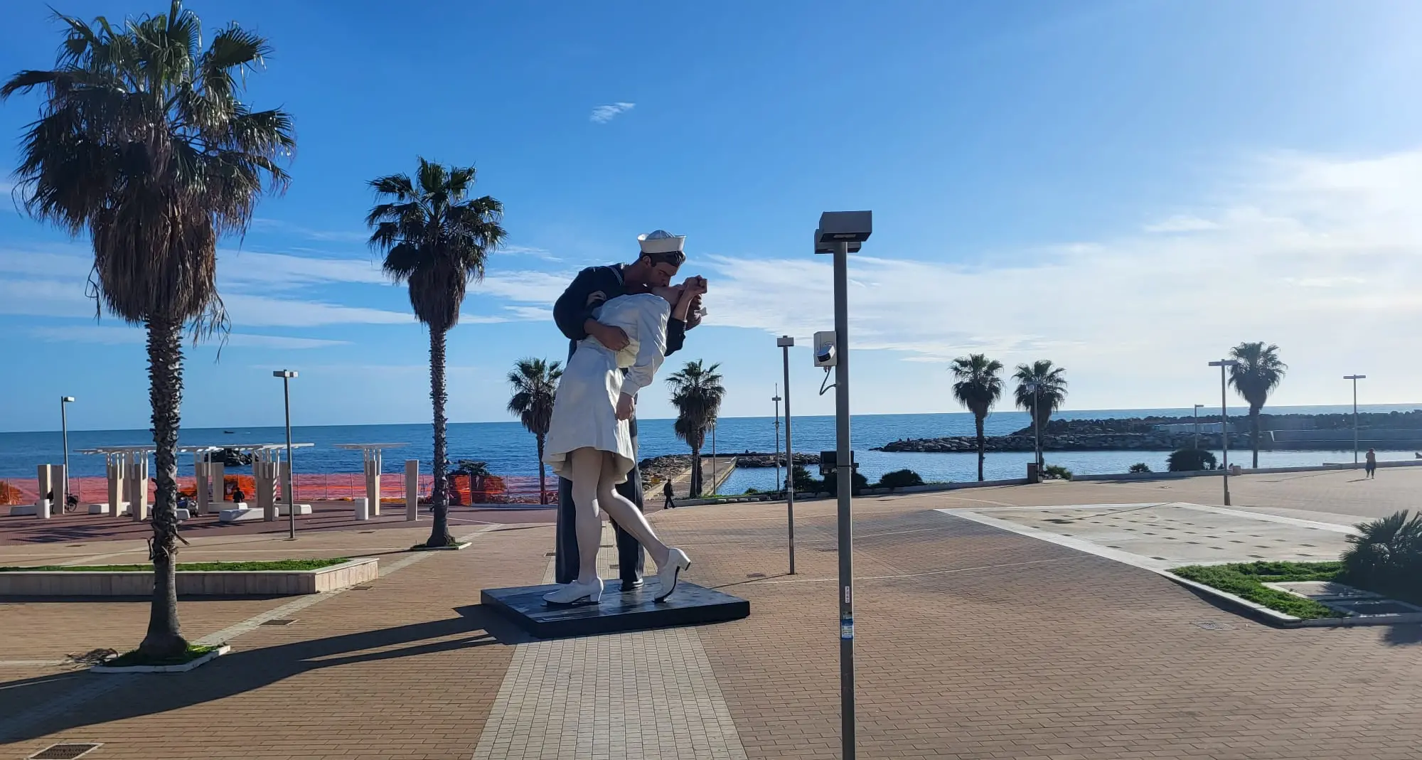 Sopralluogo per la rimozione della statua del bacio