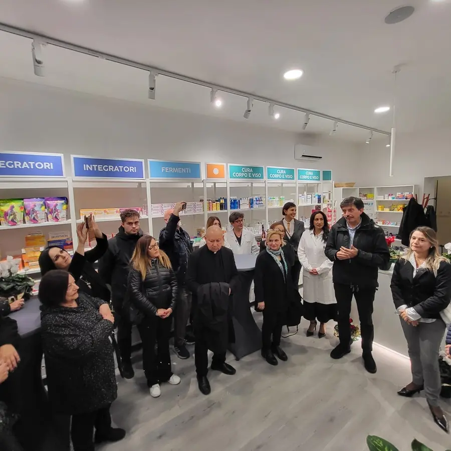 Taglio del nastro per la nuova farmacia Calamatta