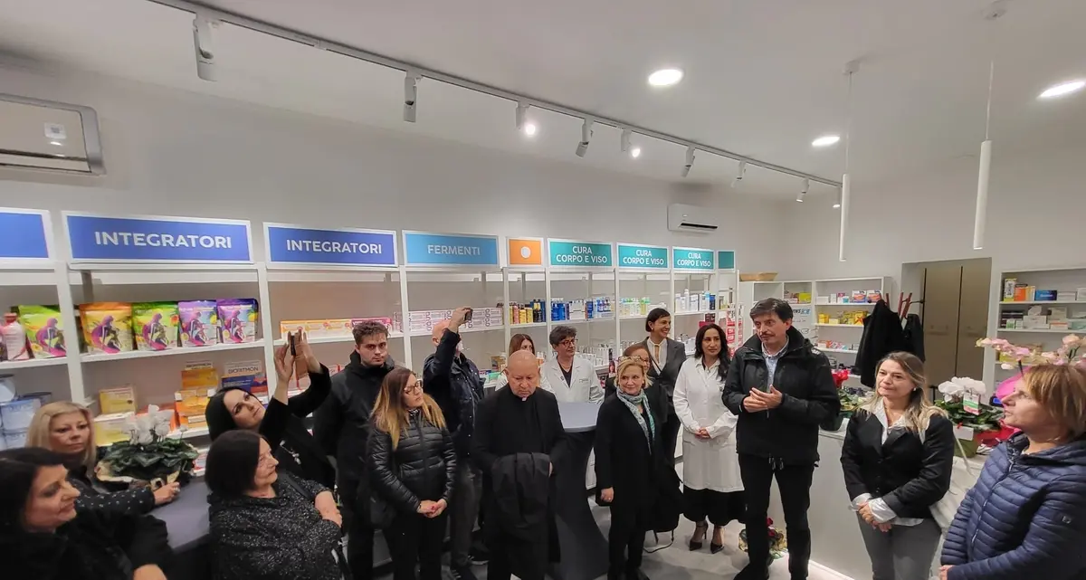 Taglio del nastro per la nuova farmacia Calamatta