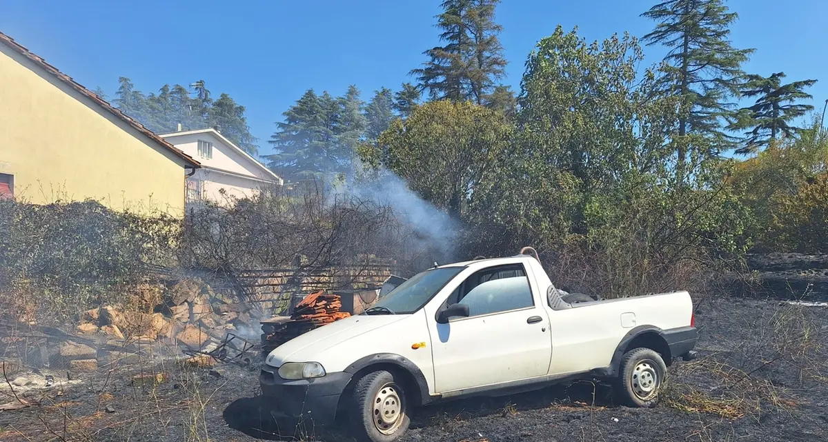 Incendio a Tre Croci: il fuoco divora una tettoia