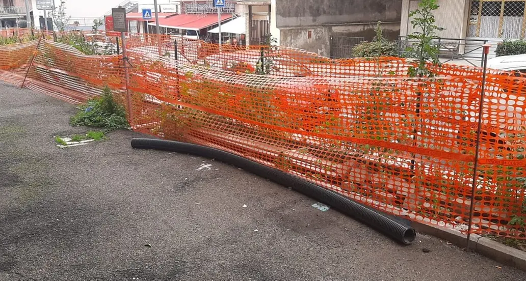 Fdi Tarquinia attacca la giunta Sposetti: «Cantiere eterno in via IV Novembre, tra erba alta e transenne»