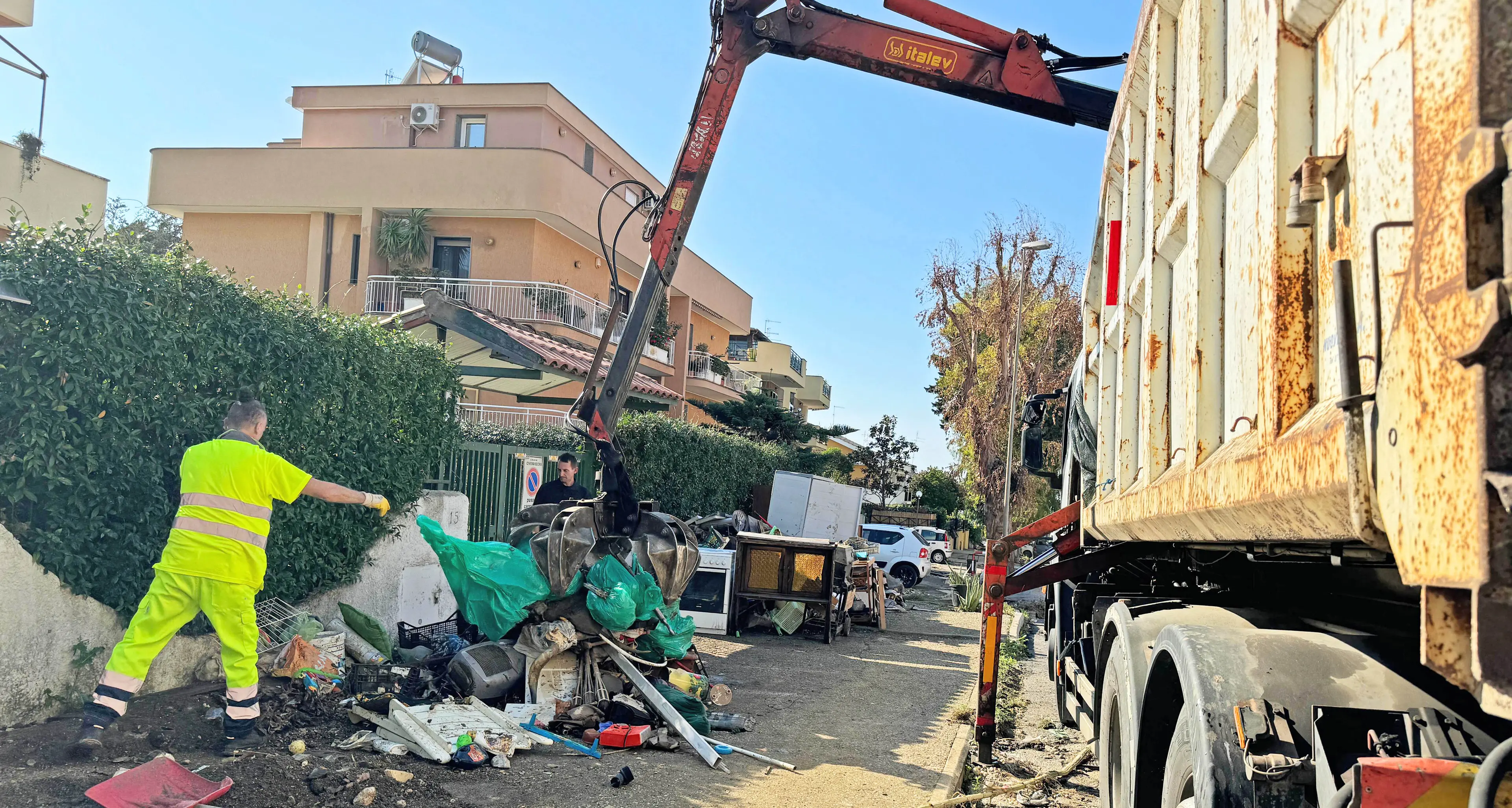 CSP al lavoro per la rimozione del materiale danneggiato dall'alluvione