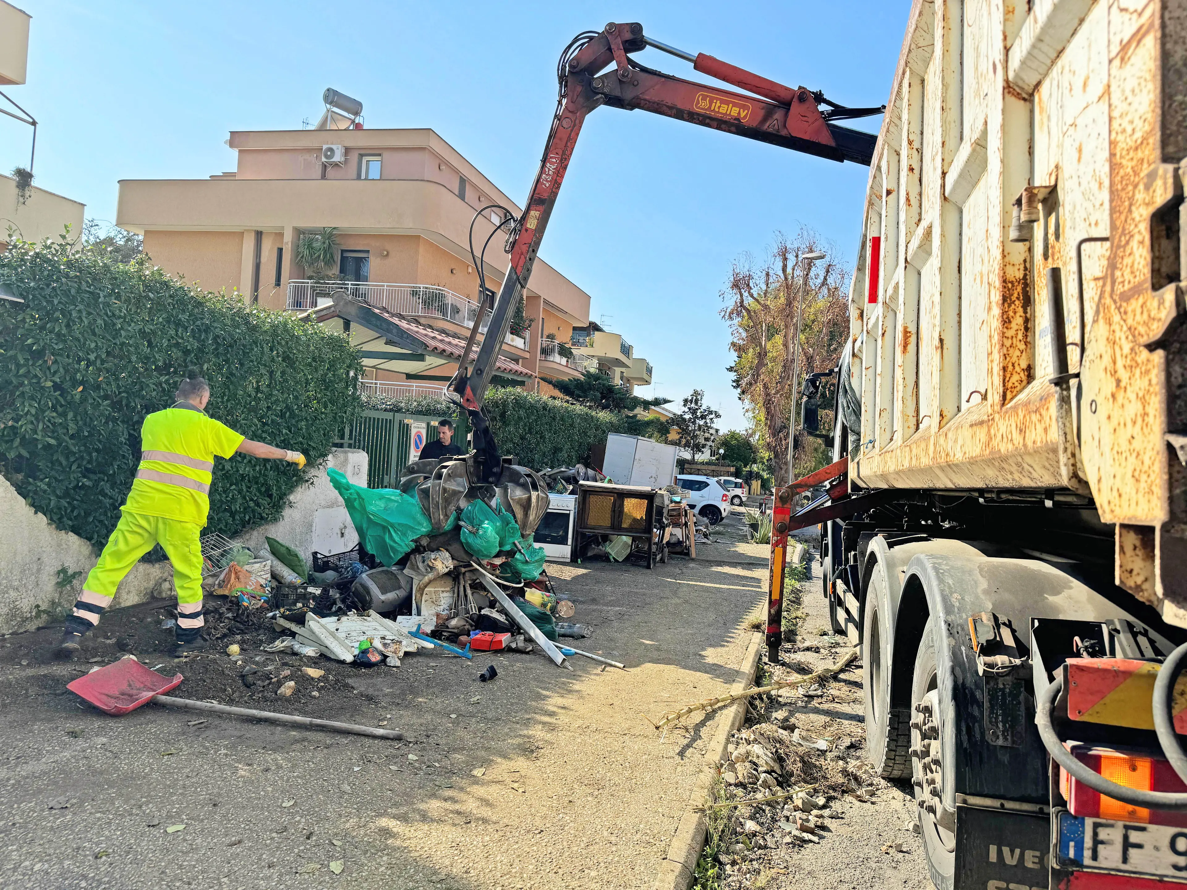 CSP al lavoro per la rimozione del materiale danneggiato dall'alluvione