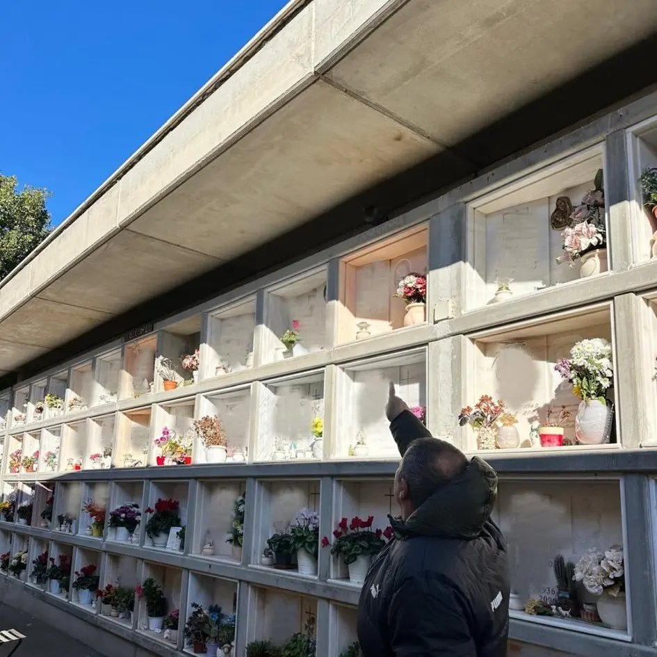 Degrado, spazi finiti e invasione di piccioni: «Costretti a ripulire le lapidi ogni giorno»