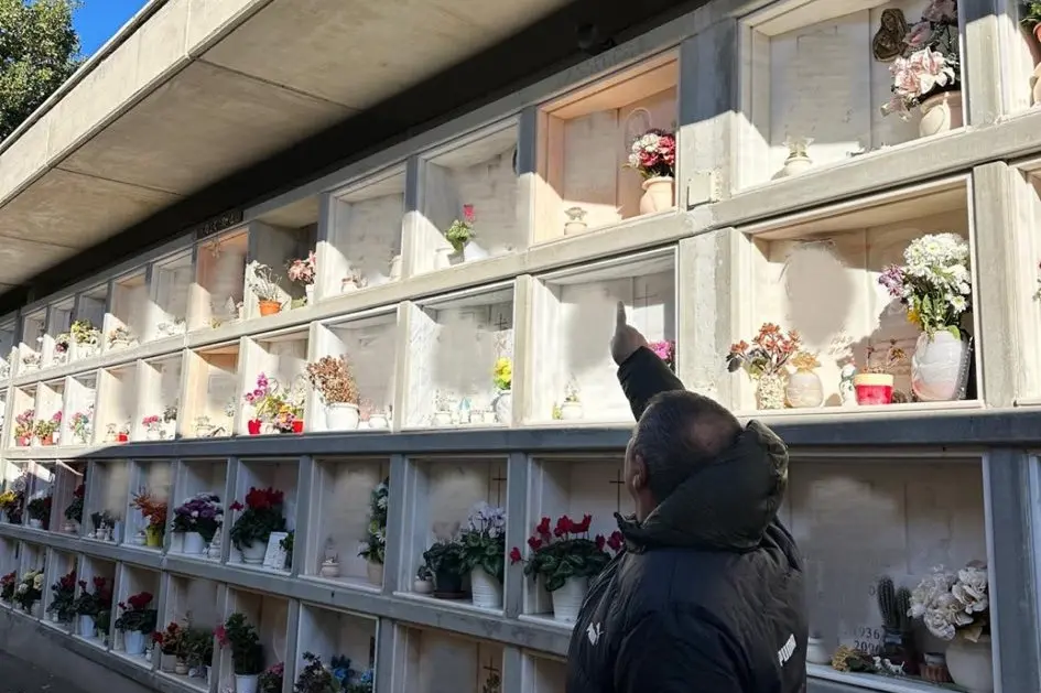 Degrado, spazi finiti e invasione di piccioni: «Costretti a ripulire le lapidi ogni giorno»